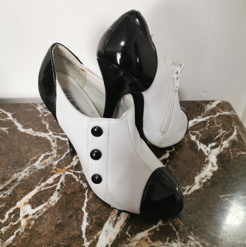 Black and White Booties, Retro Style